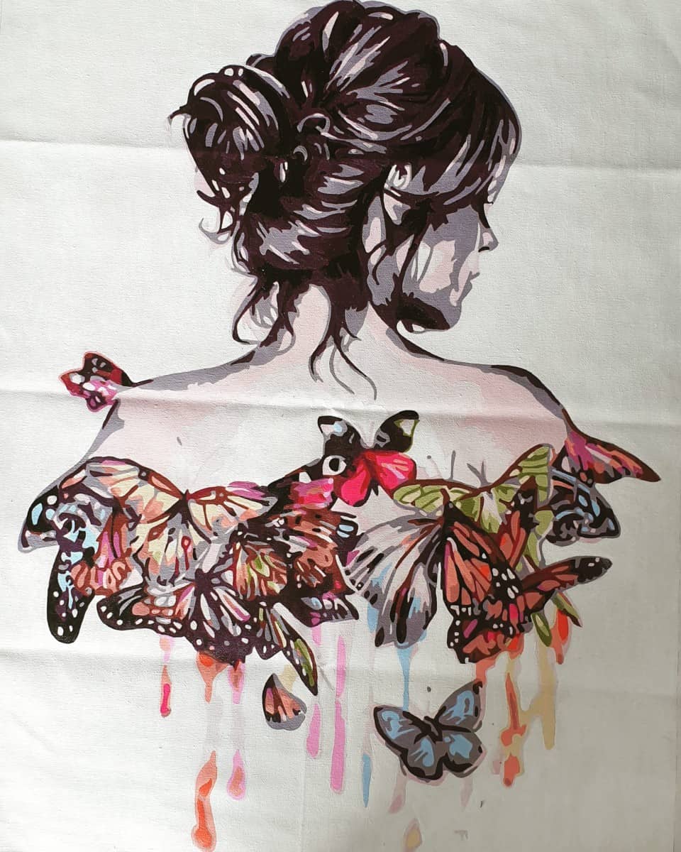 Mujer con mariposas